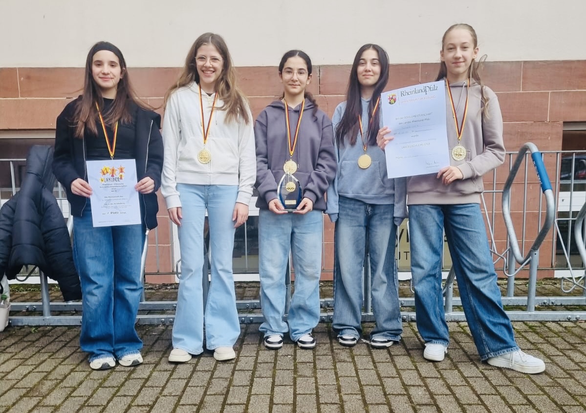 Schulschachmeisterinnen Unsere Bitburger Jugendspielerinnen sind rheinland-pfälzische Schulschachmeisterinnen in der Aufstellung: Dimitra Champeridou, Lena Kuhl, Zehra Betül Kara, Hayrunnisa Kara und Maria Cucorada.