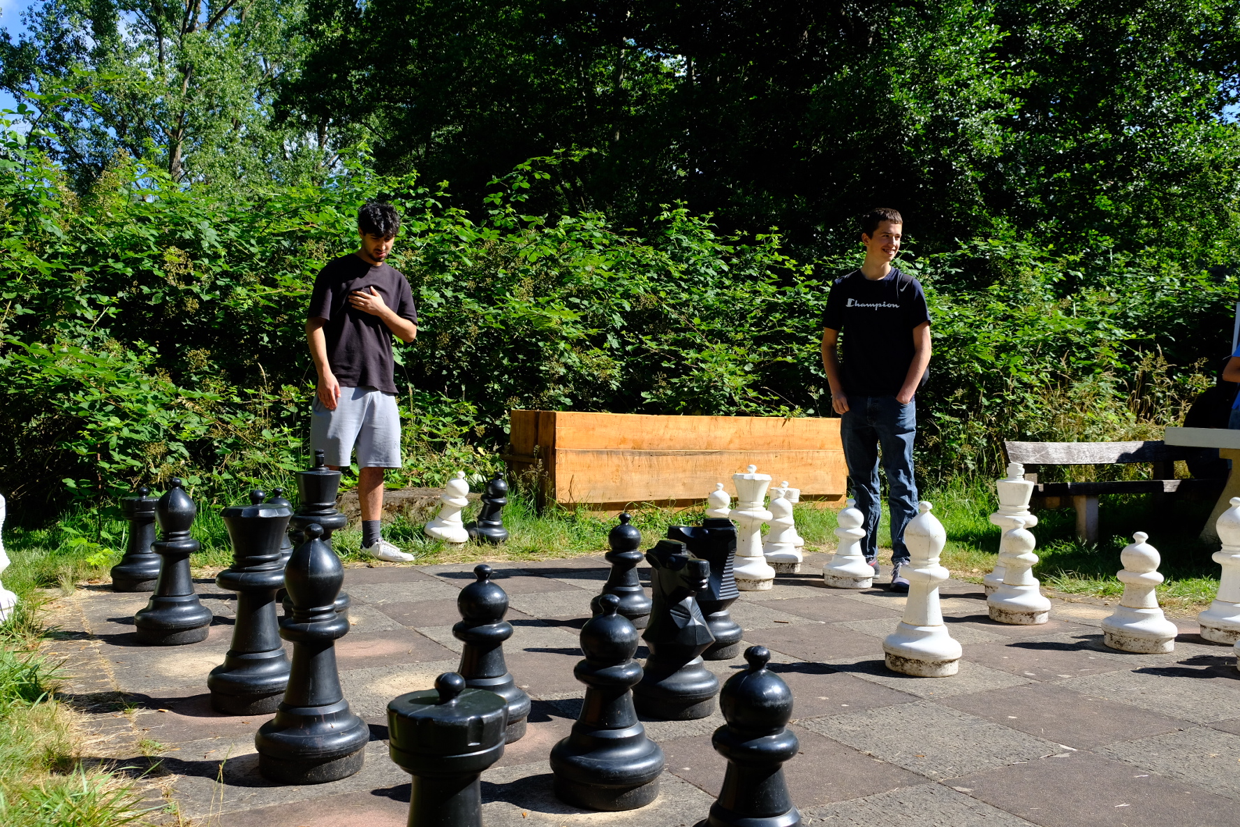 Rayan Aouraghe (l.) und Florian Pauls am großen Schachset im Freien in Wittlich.