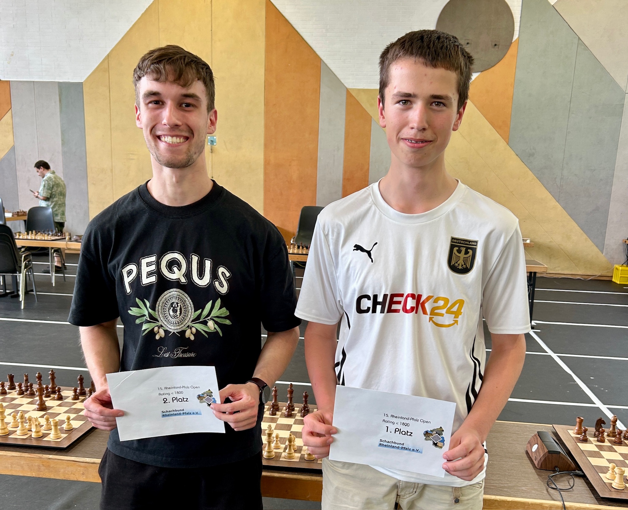 Unsere Vereinsspieler Florian Pauls (r.) und Jonas Fandel freuen sich über den 1. und 2. Platz in der Kategorie
