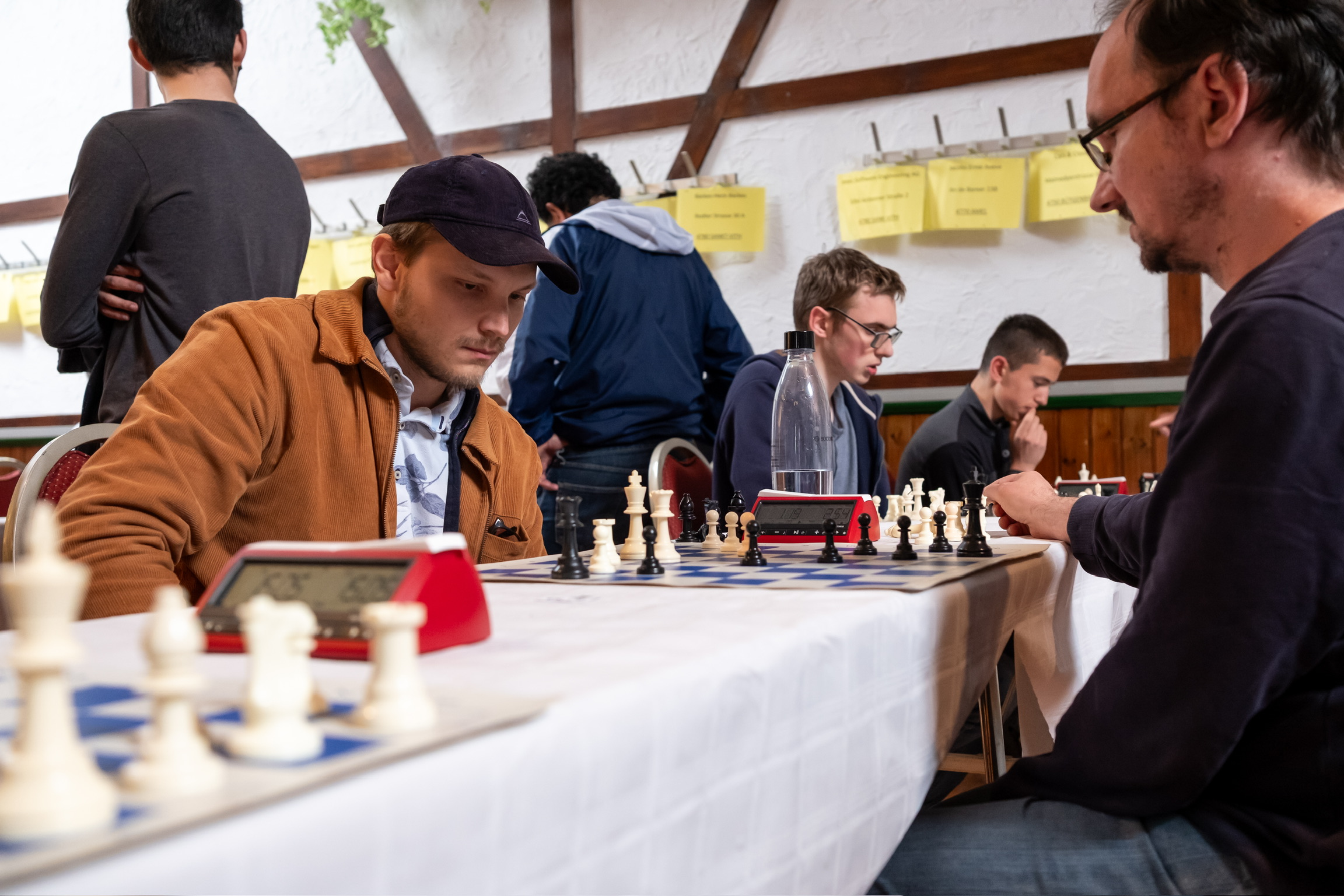 Unsere Vereinsspieler (v. r.) Sebastian Lang, Frederik Mies und Florian Pauls beim Schnellschafturnier des Eifeler Schachfestivals 2025 im belgischen Wirtzfeld. Foto: Joey Brüls.
