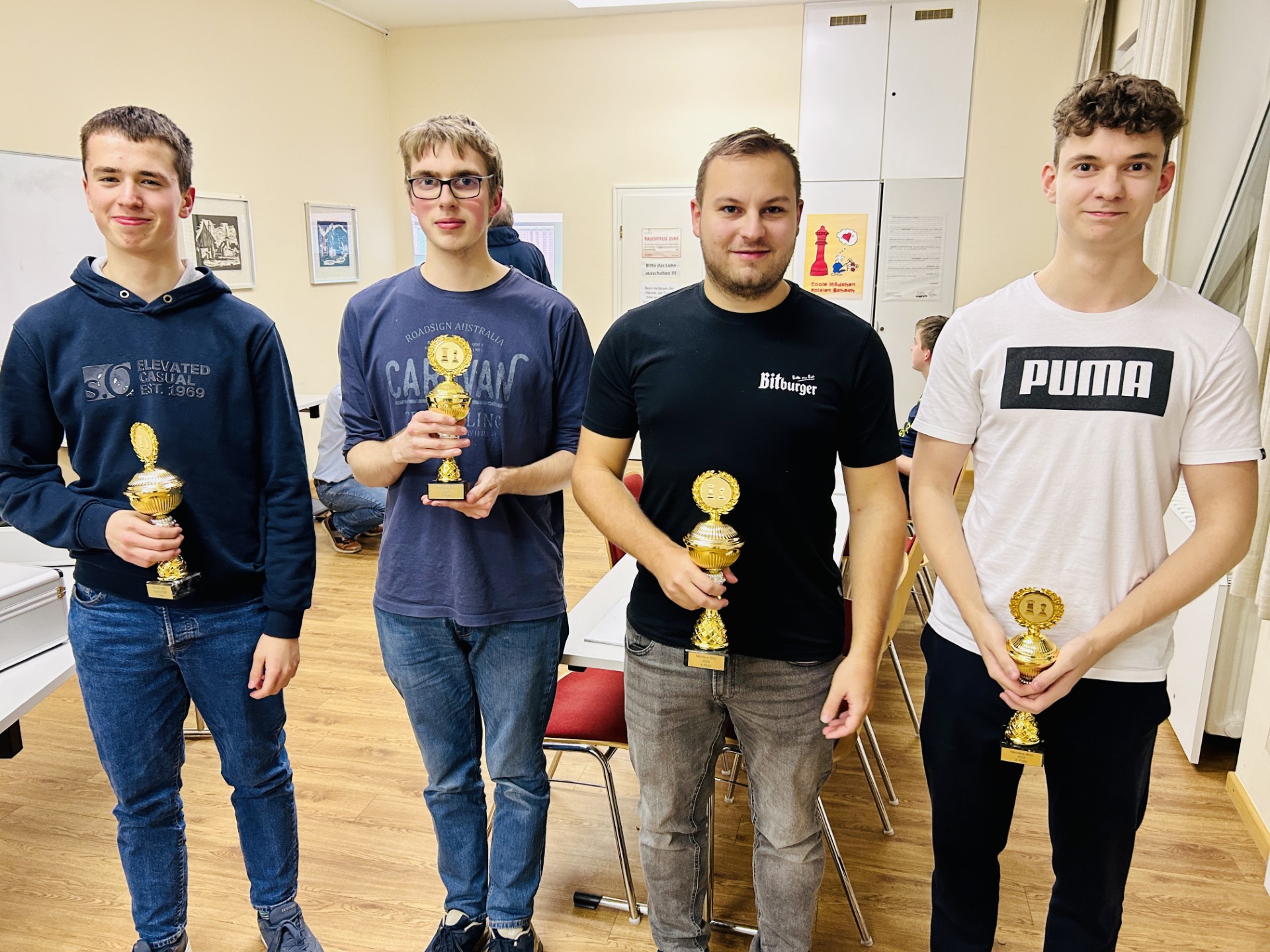 Die Sieger unseres Nikolausblitzturniers 2025 (v. l.): Florian Pauls wurde als bester Jugendspieler ausgezeichnet, Frederik Mies erreichte den 3. Platz, Maurice Müller belegte den 1. Platz und Robert Lehmann den 2. Platz.