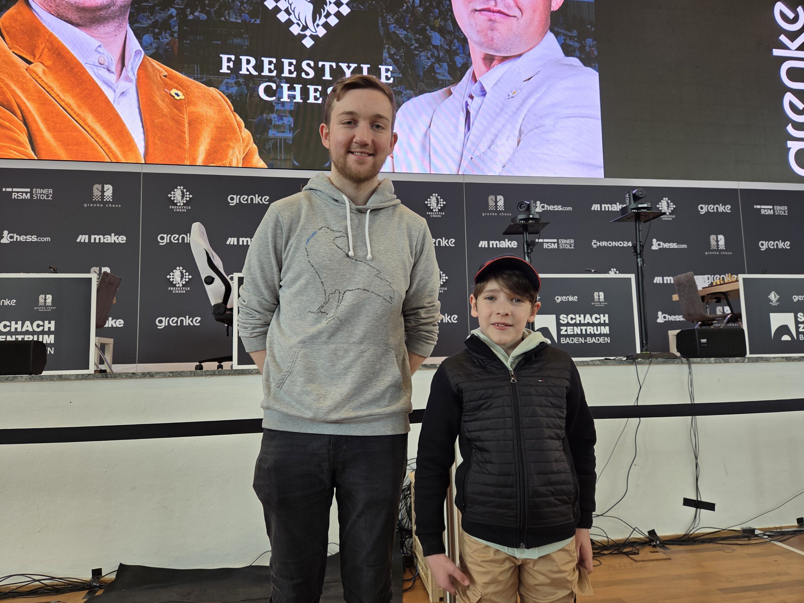 Guy Tuchtenhagen (r.) und Florian Kappelmann beim Grenke Open 2026 in Karlsruhe, dem größten Schachturnier der Welt..