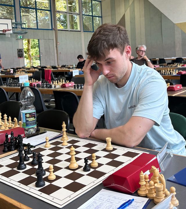 Jonas Fandel denkt beim RLP Open 2025 über seinen nächsten Zug nach.