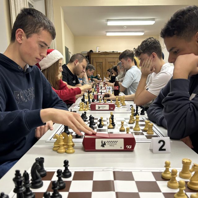 Mehrere unserer Vereinsspielerinnen und Vereinsspieler messen sich hier in fünfminütigen Blitzpartien.