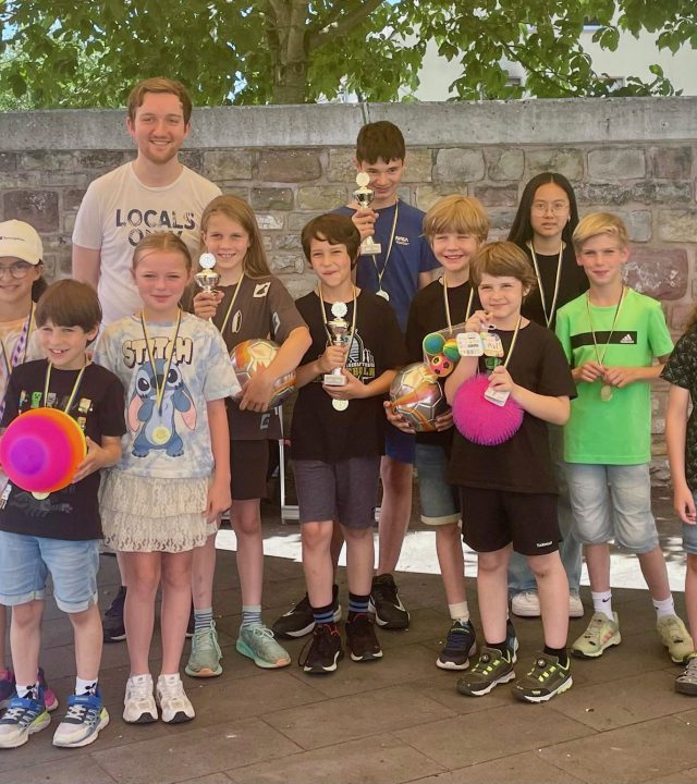 Unser Vereinsvorstand Harald Enders (l.) und Florian Kappelmann (4. v. l.) mit Teilnehmern und Gewinnern der Bitburger Schacholympiade.