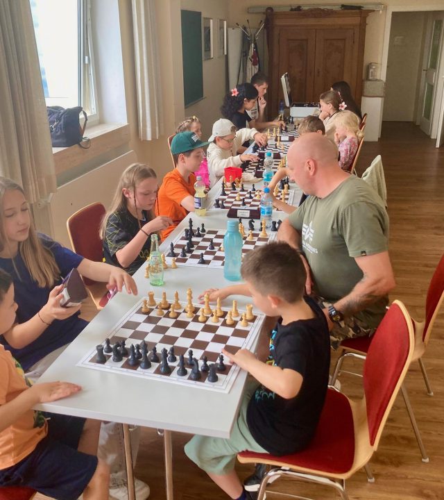 Unsere Jugendspielerin und Jugendtrainerin Maria Cucorada (2. v. l.) und Petru-Aurelian Cucorada (r.) mit unseren Kindern und Jugendlichen beim Schachtraining.